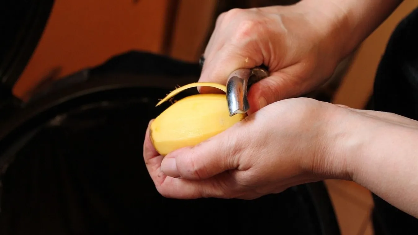 Ezzel a trükkel pillanatok alatt leránthatod a nyers krumpli héját