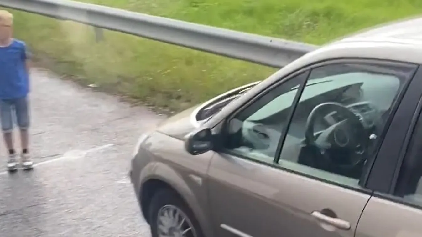 Kisfiú mászkált az M7-es autópályán a kocsik között
