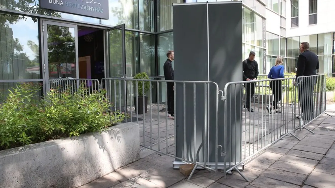 Kordonnal zárta el magát a Momentum