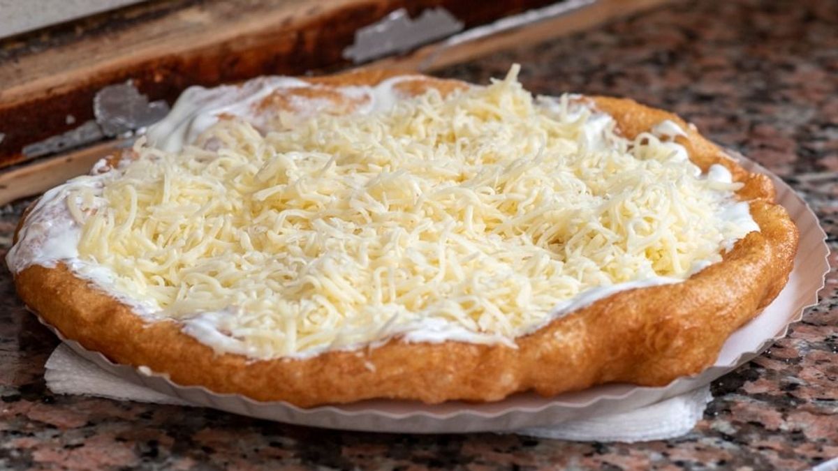 Mutatjuk a tökéletes lángos titkát: a kefir a kulcs