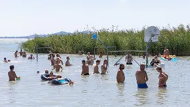 Balatoni strandbelépő árak 2023: van, ahol még 1000 Ft alatt lehet csobbanni?