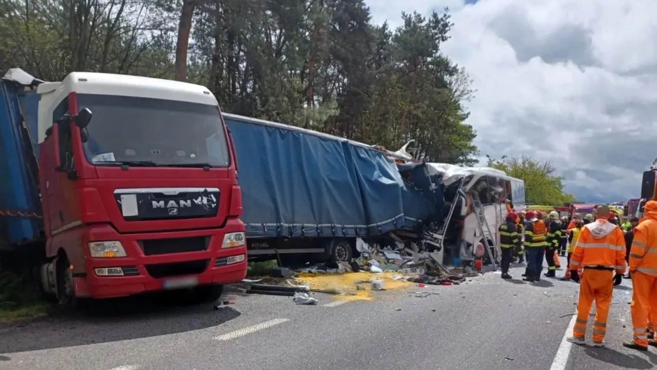 Horrorbaleset: magyar busz karambolozott Szlovákiában