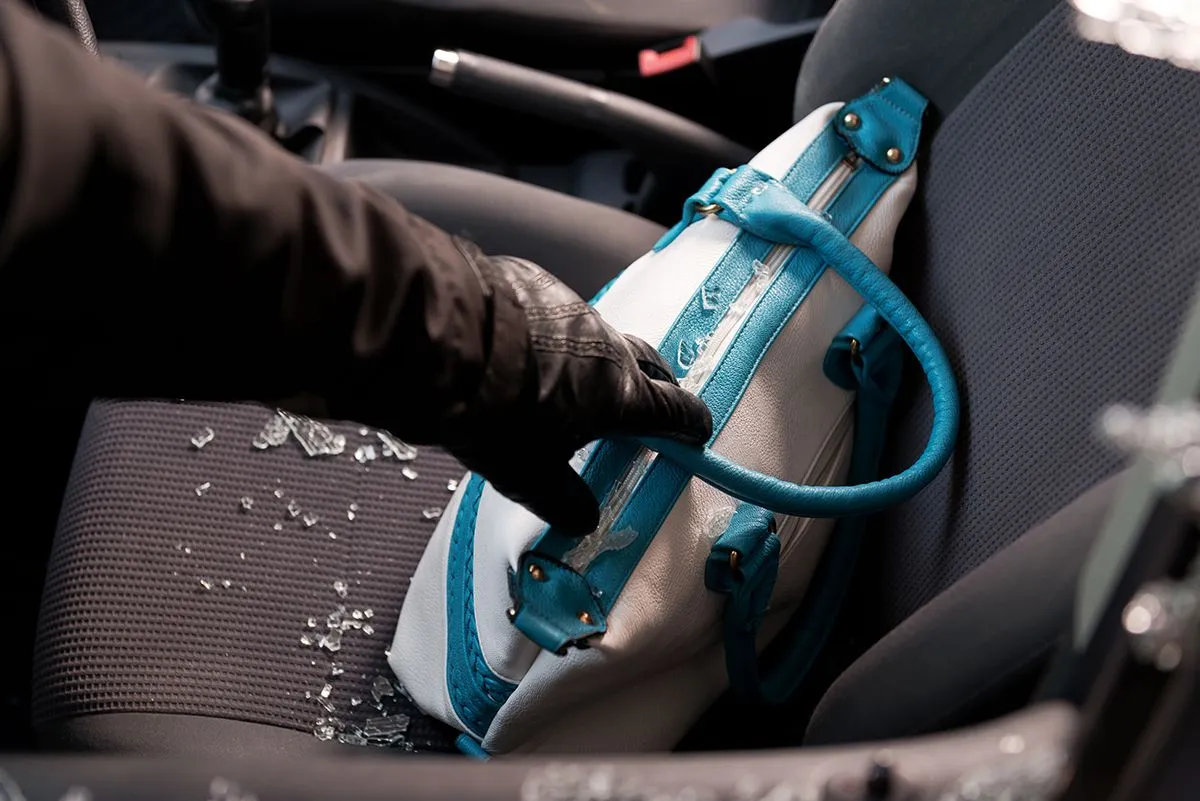 lopás, autófeltörés