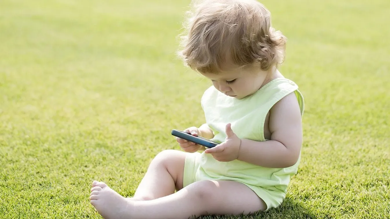 Napi 4 órában a mobiljukat nyomkodják a gyerekek - Videó