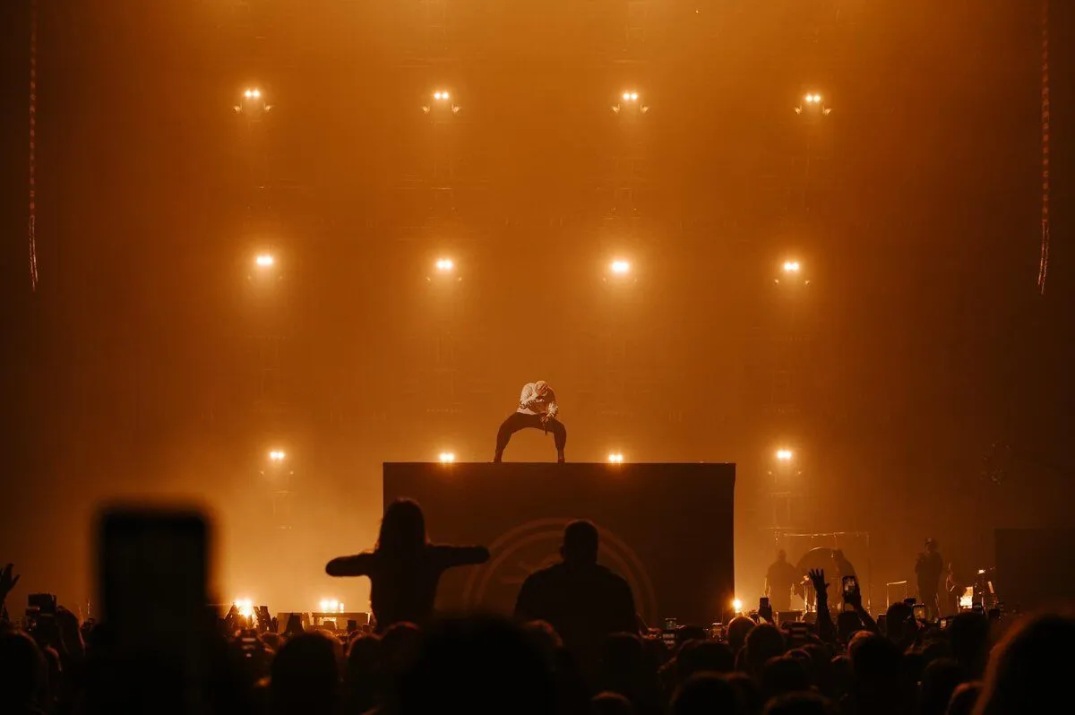 Azariah beleállt rajongóiba