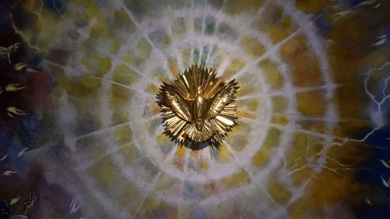 Gyógyító erőt tulajdonítanak a pünkösdi harmatnak