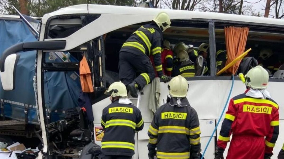 Így zajlik a magyar busz utasainak a mentése Szlovákiában - Videó