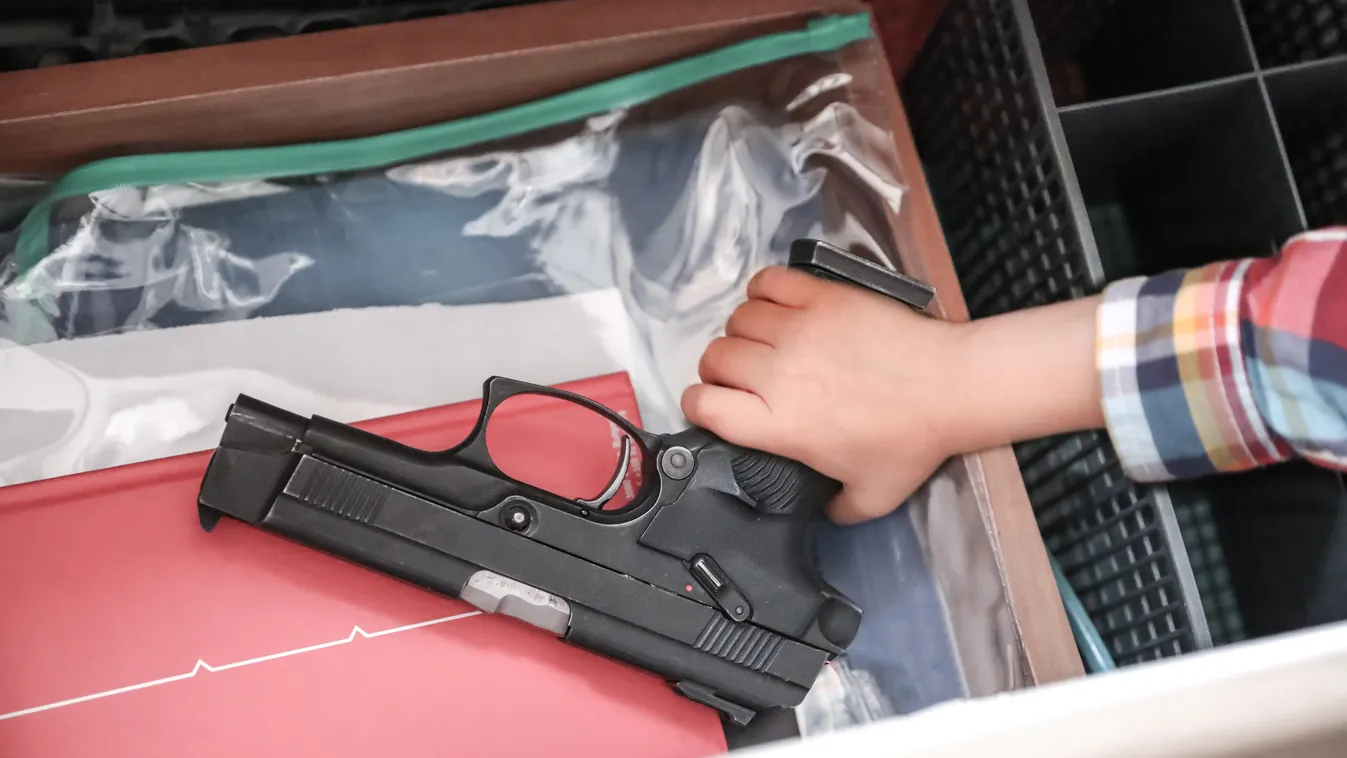 Egyéves öccsét lőtte le egy négyéves kisfiú