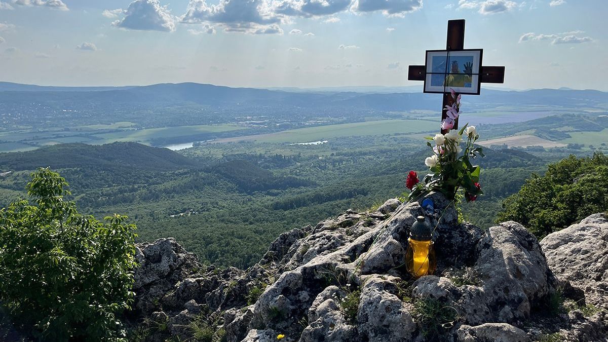 „Mi is felnézünk rád...” – Suhajda Szilárdra emlékeztek a Nagy-Kevély-hegyen