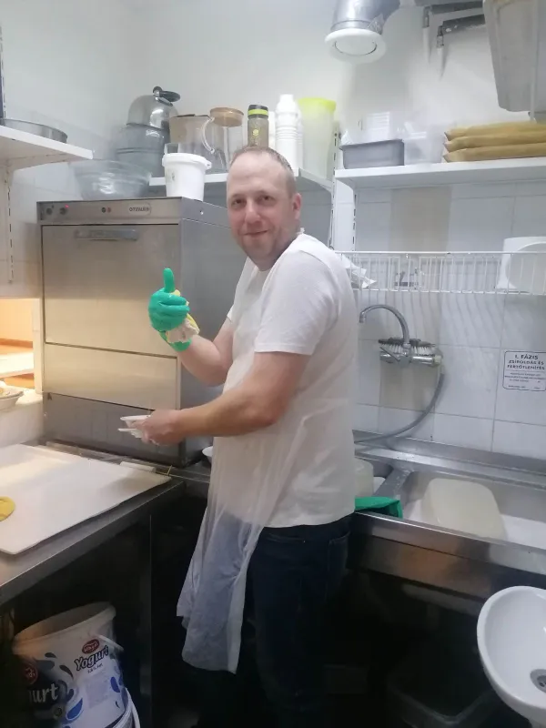 Juhász István egy elismert cég vezetőjeként állt mosogatófiúnak.