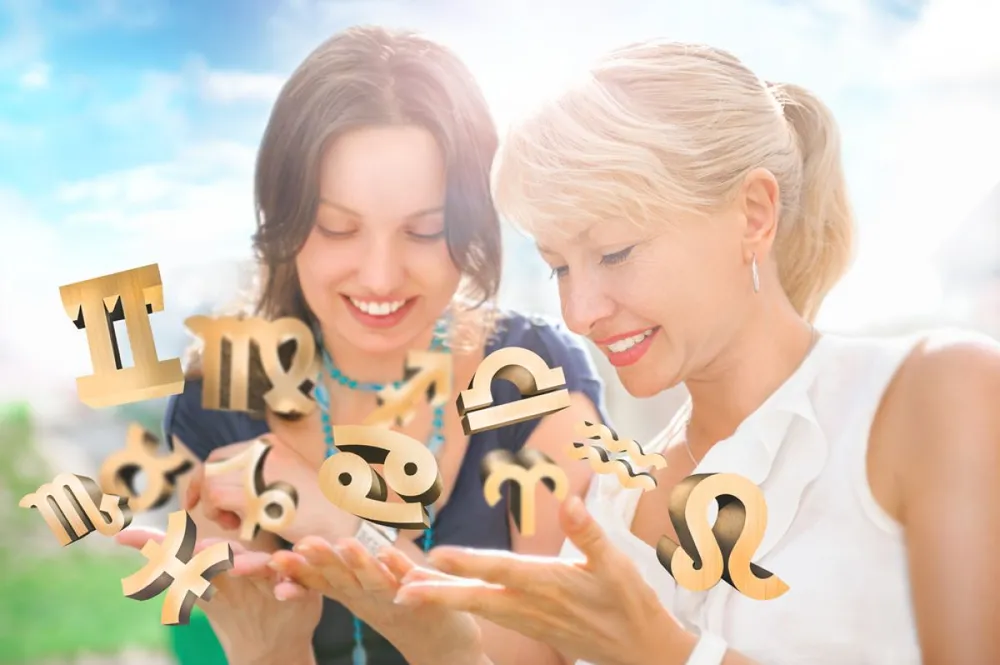 Two,Women,Mother,And,Daughter,Sitting,At,Summer,Park,And