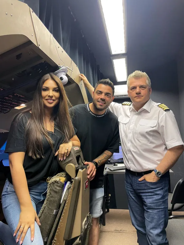 Young G Béci és Norina a pilótával