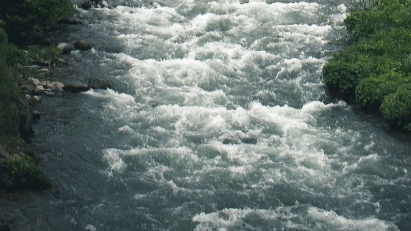 Tragédia: vízbe esett és megfulladt egy hároméves kisfiú