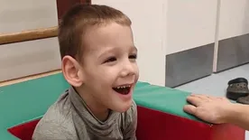 "A kisfiam mosolya motivál" – ötször kellett újraéleszteni koraszülöttként Milánt, ma már óvodába jár