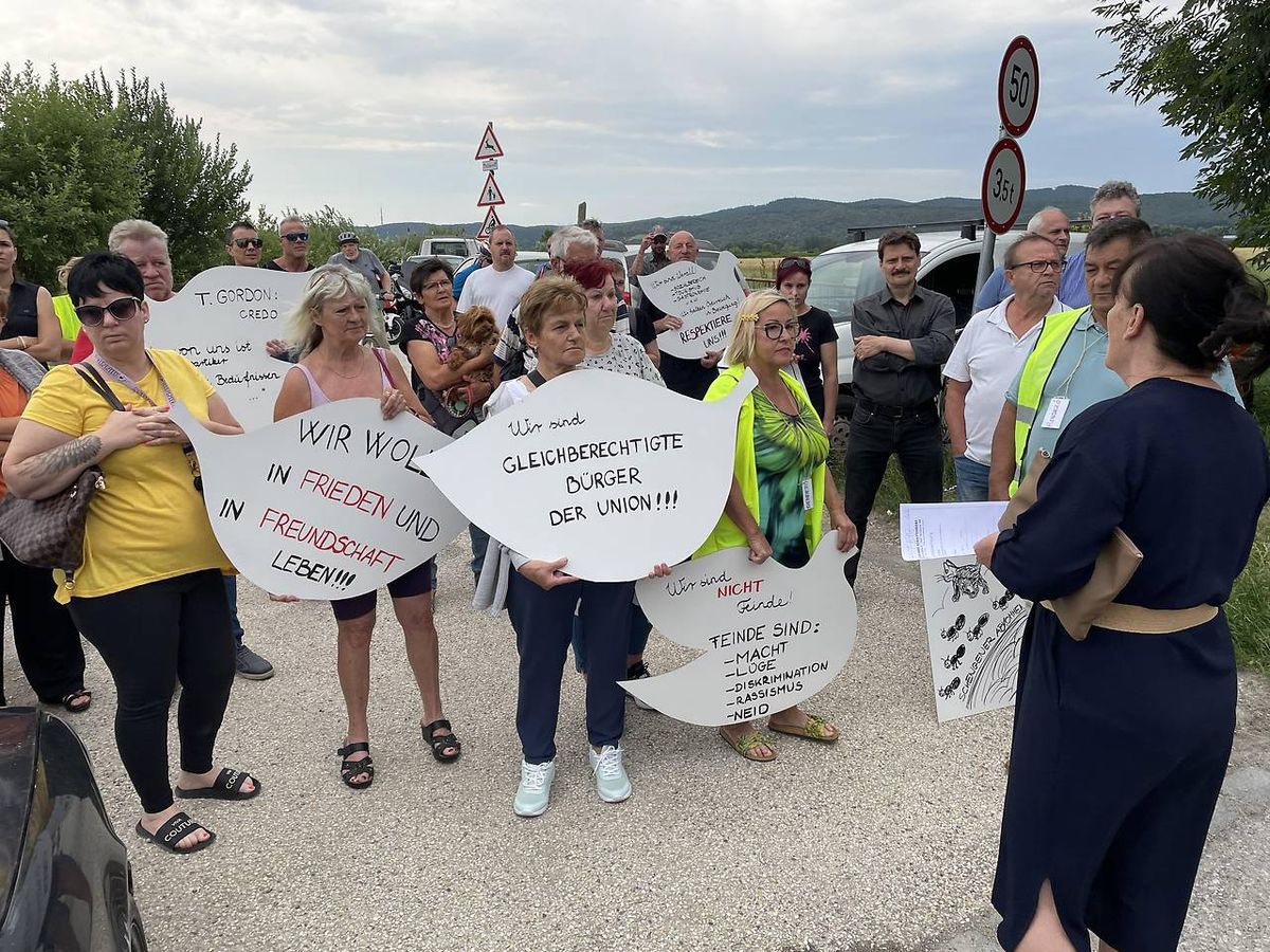Csak engedéllyel lehet áthajtani Ausztriába Somfalvánál - Ágfalván tüntettek
