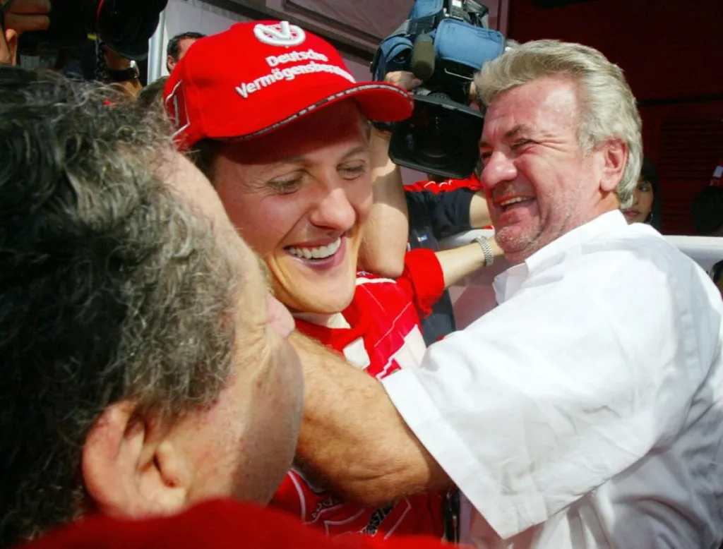 Willi Weber (jobbra) itt éppen Schumi ötödik, 2002-es világbajnoki címéhez gratulál