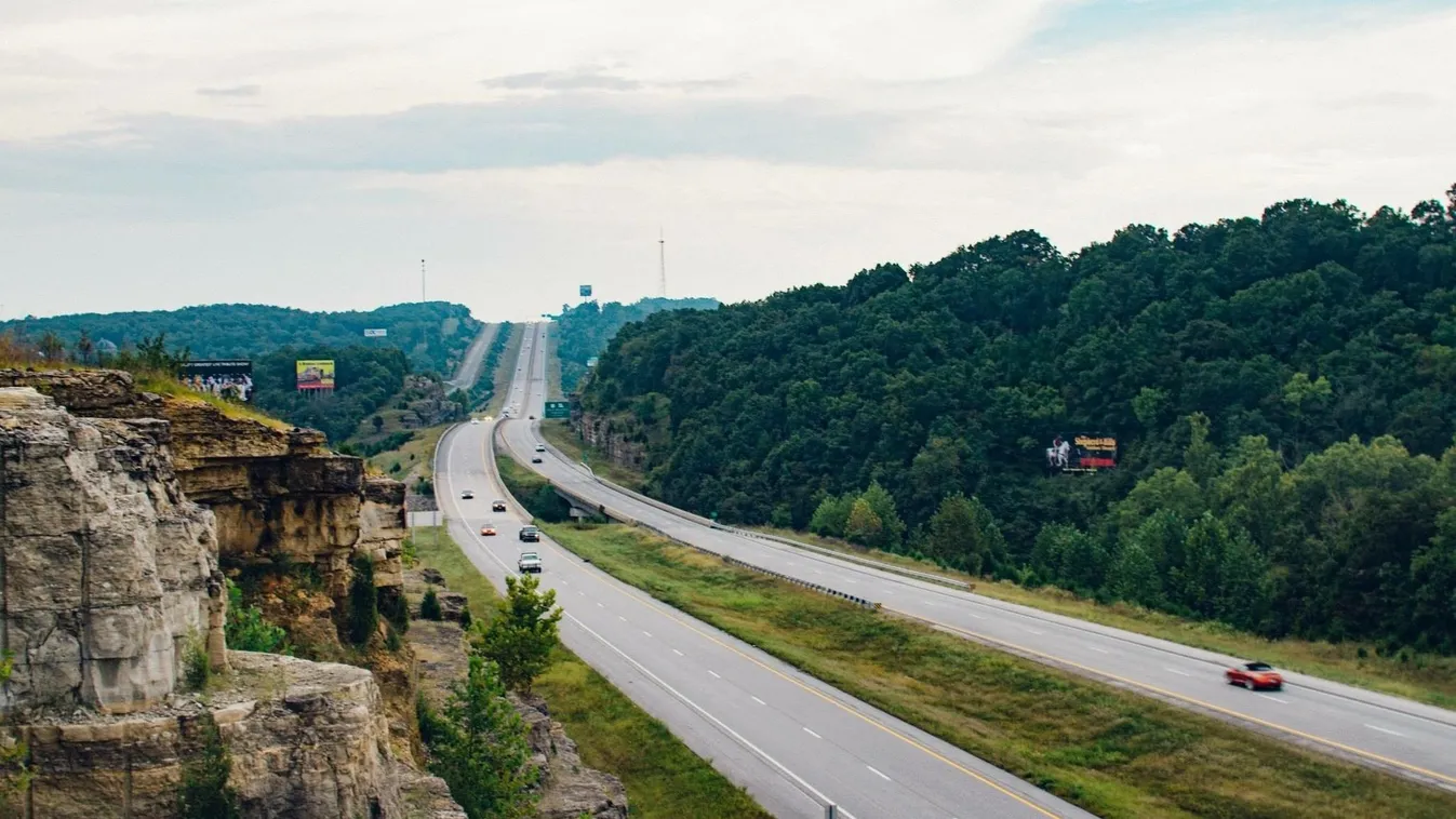 Elhagyta a feleségét az autópálya parkolójában