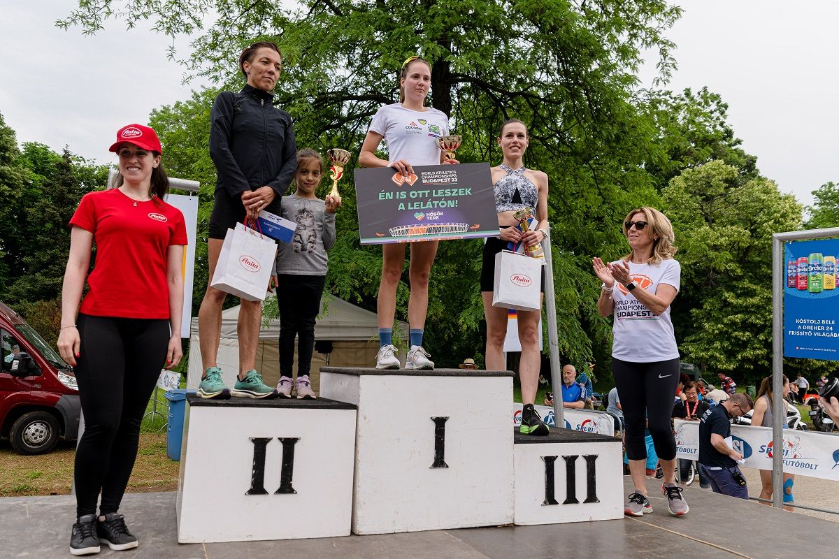 Soós Dorka (középen) nyerte a 10 km-es távot a női futógálán