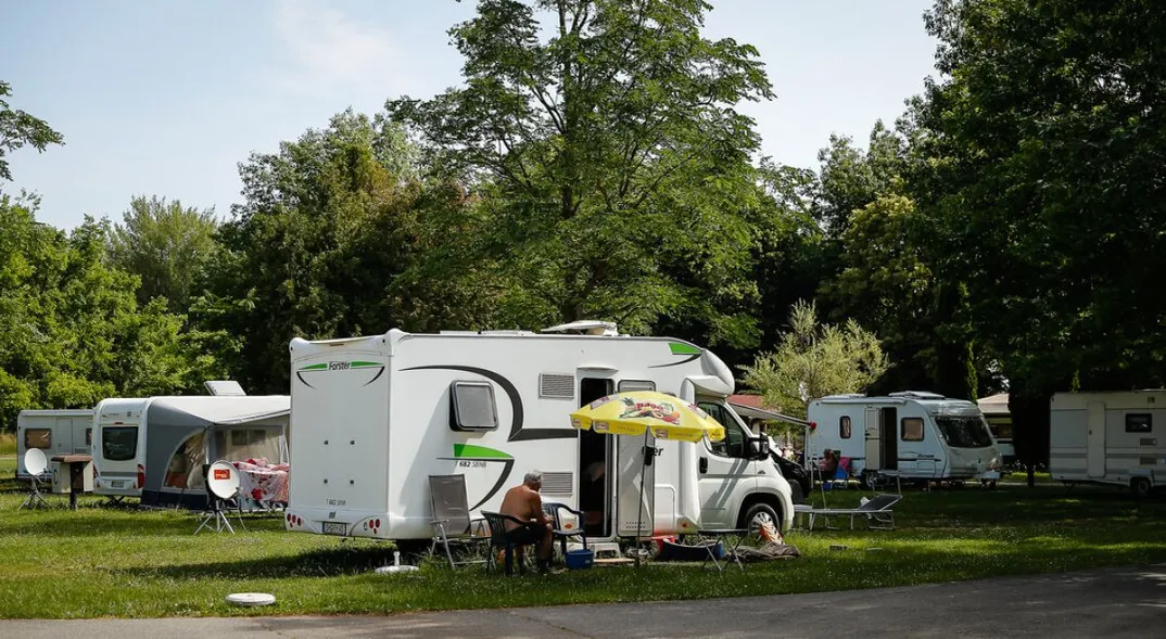 lakókocsi, lakóautó, nyaralás, kemping