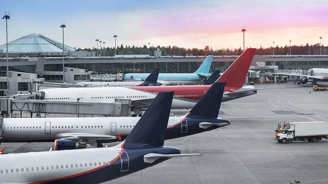 Meztelenre vetkőzött egy nő a repülőn