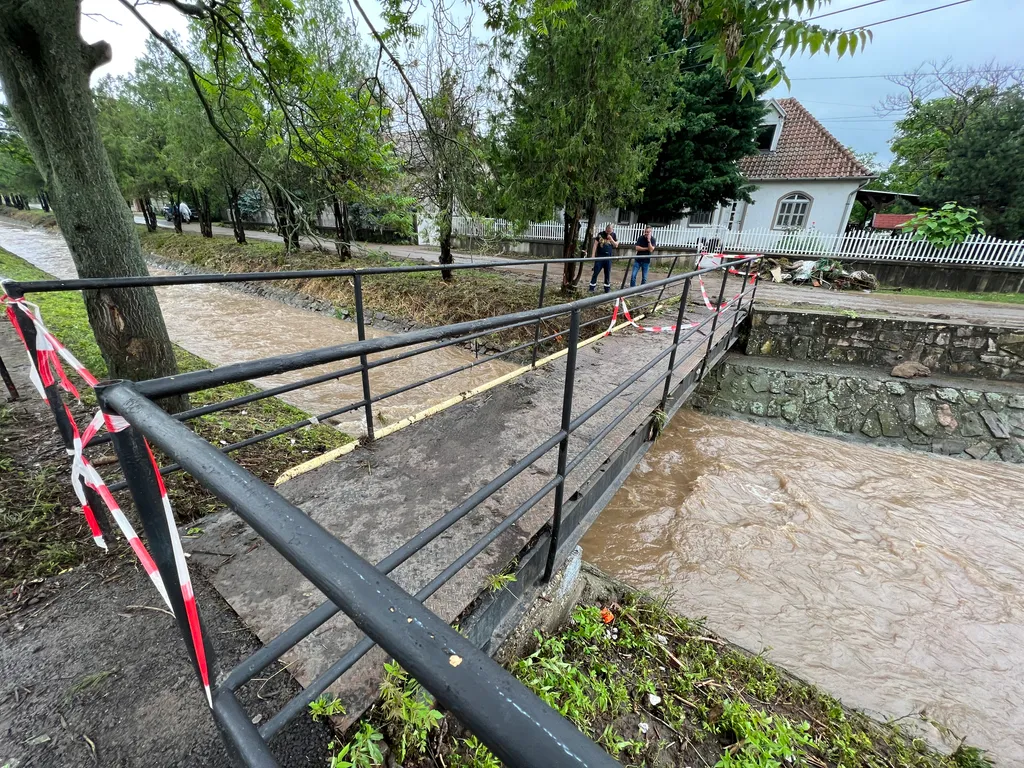 gyöngyöstarján felhőszakadás