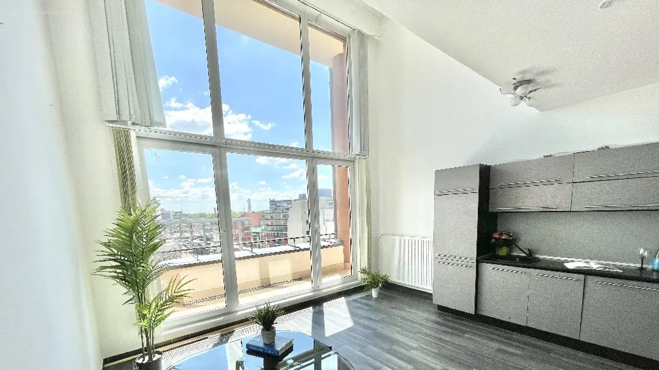 95 millióért lenézhetsz a Corvin sétányra