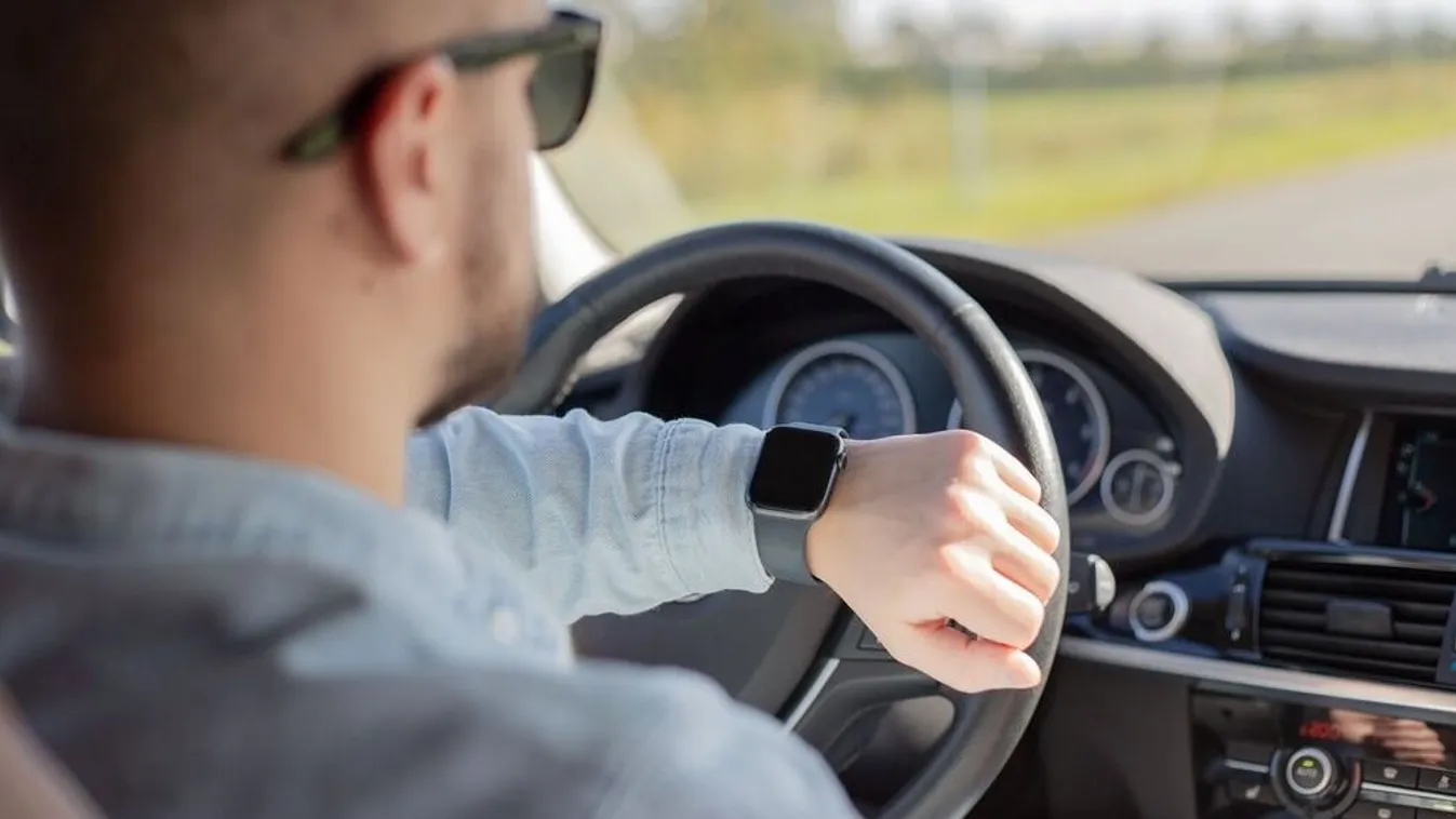 Használható vezetés közben okosóra?