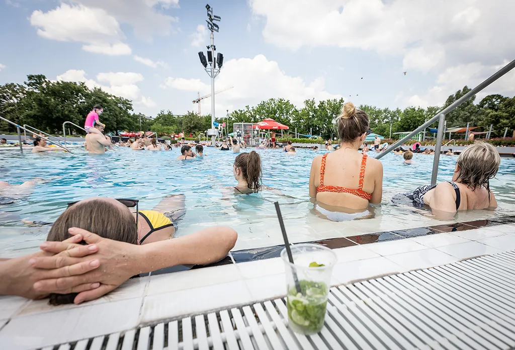 20230626 Budapest, strandkörkép. Fotó:Bánkúti Sándor
