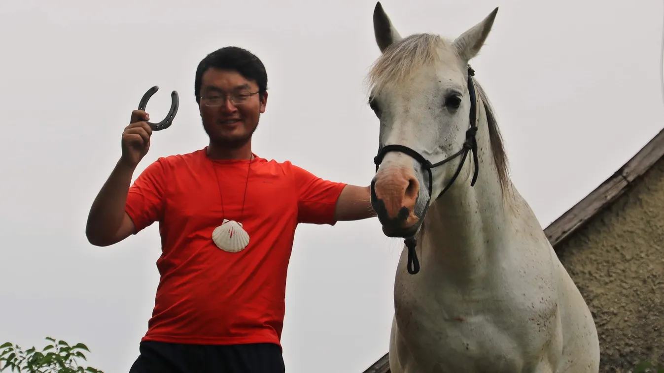 Így köszöntötték Magyarországon a kínai világutazót és lovát