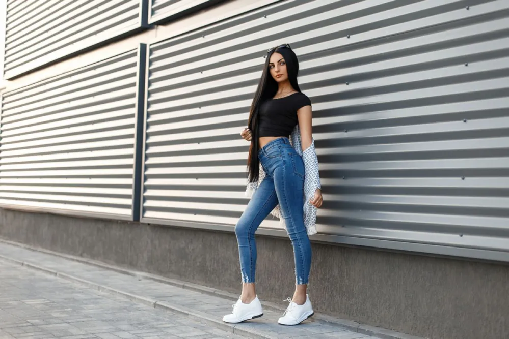 Beautiful,Stylish,Woman,With,Sunglasses,In,Fashionable,Clothes,With,White