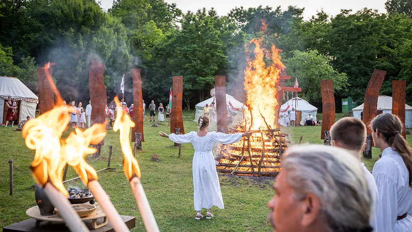 Így köszöntötték a nyári napfordulót a hun hagyományőrzők