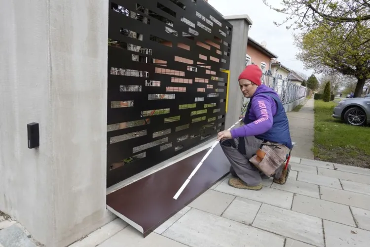 Pozsgai Melinda női bádogos