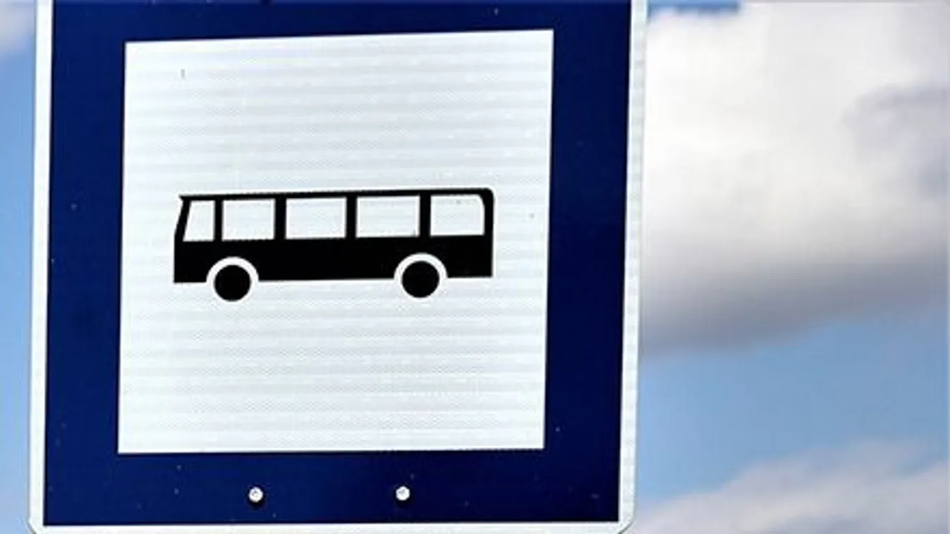 Buszmegállóba hajtott egy autó Pécsen