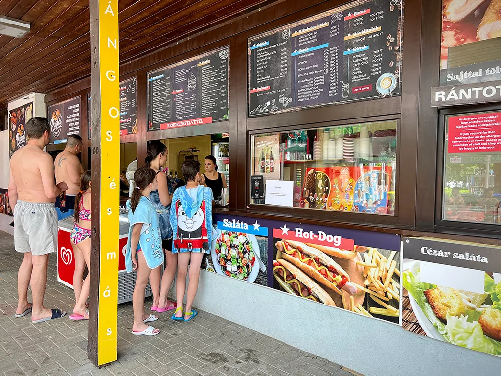 20230626 Budapest, strandkörkép. Fotó:Bánkúti Sándor