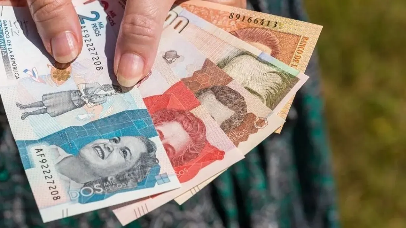 Lenyelt egy nagy köteg kenőpénzt a korrupt rendőr