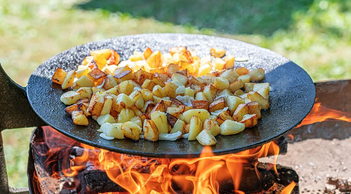 Fried,Potatoes,On,A,Fire,Or,Grill,At,A,Picnic.