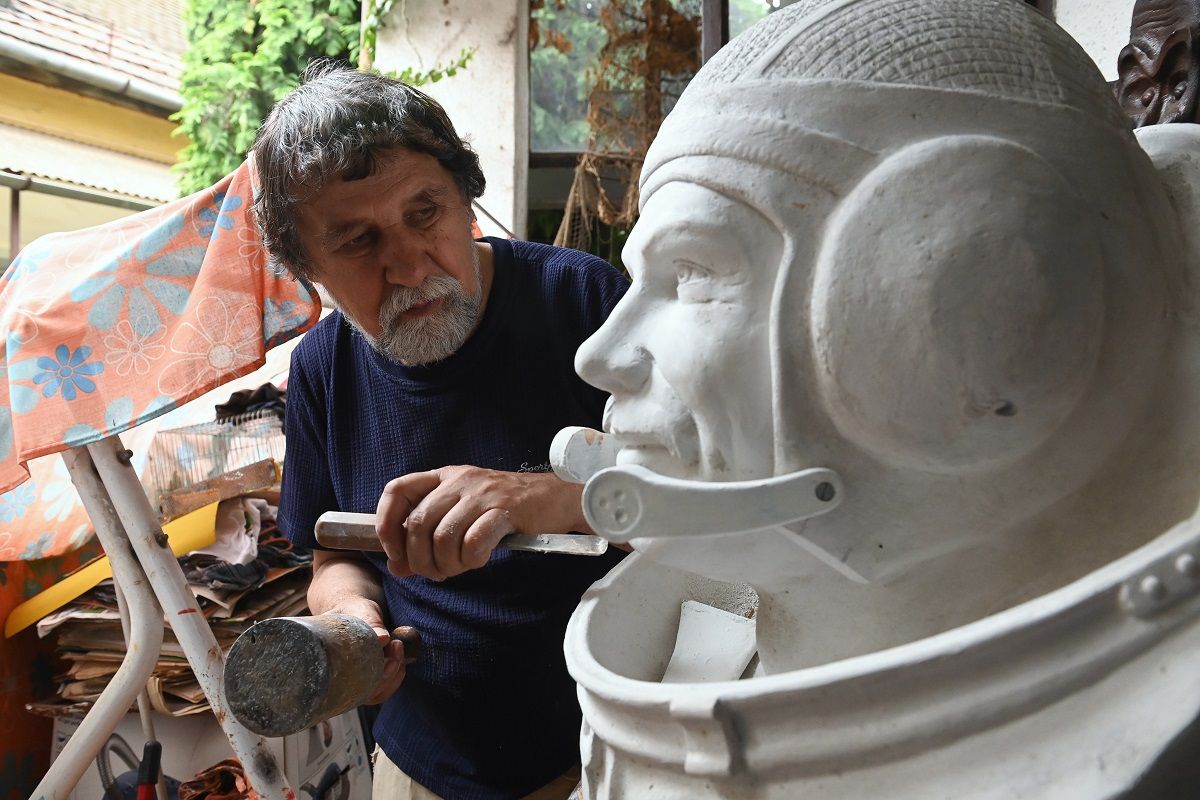 Kristóf Lajos az űrhajós Farkas Bertalanról is készített szobrot