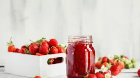 Így lesz sokáig élénk piros színű az eperlekvár