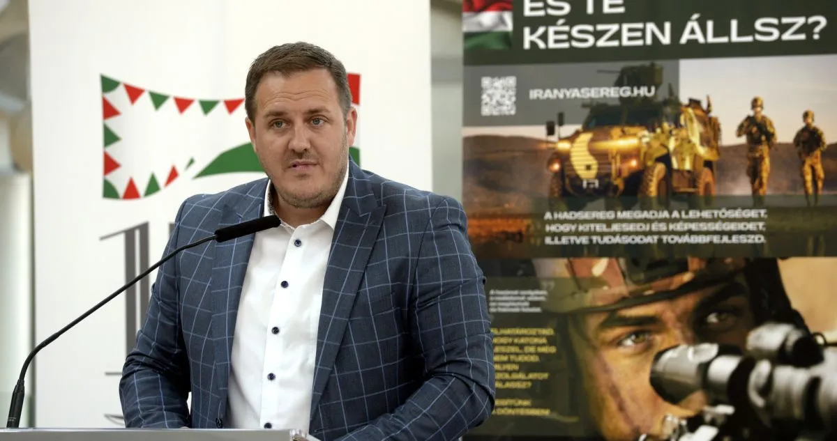 Czermann János, a Honvédelmi Minisztérium stratégiáért és humánpolitikáért felelős helyettes államtitkára beszédet mond az Obsitos-program tájékoztató kiadványának bemutatóján