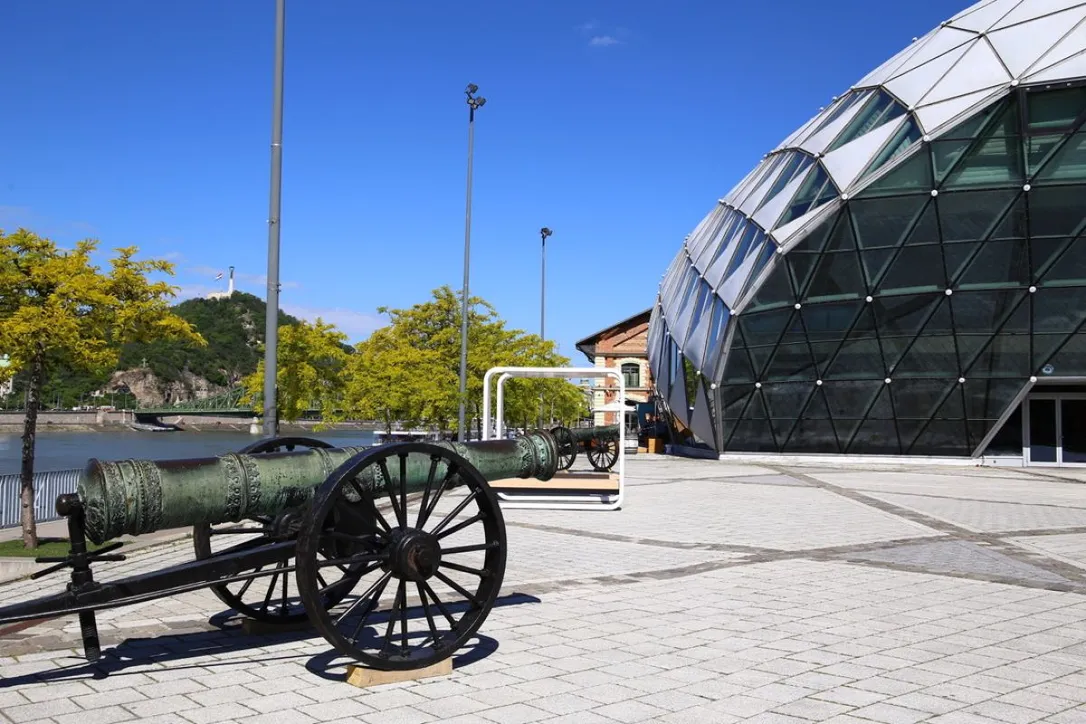 A Hadtörténeti Intézet és Múzeum egy vadonatúj helyszínen, a Bálna Honvédelmi Központban várja az érdeklődőket