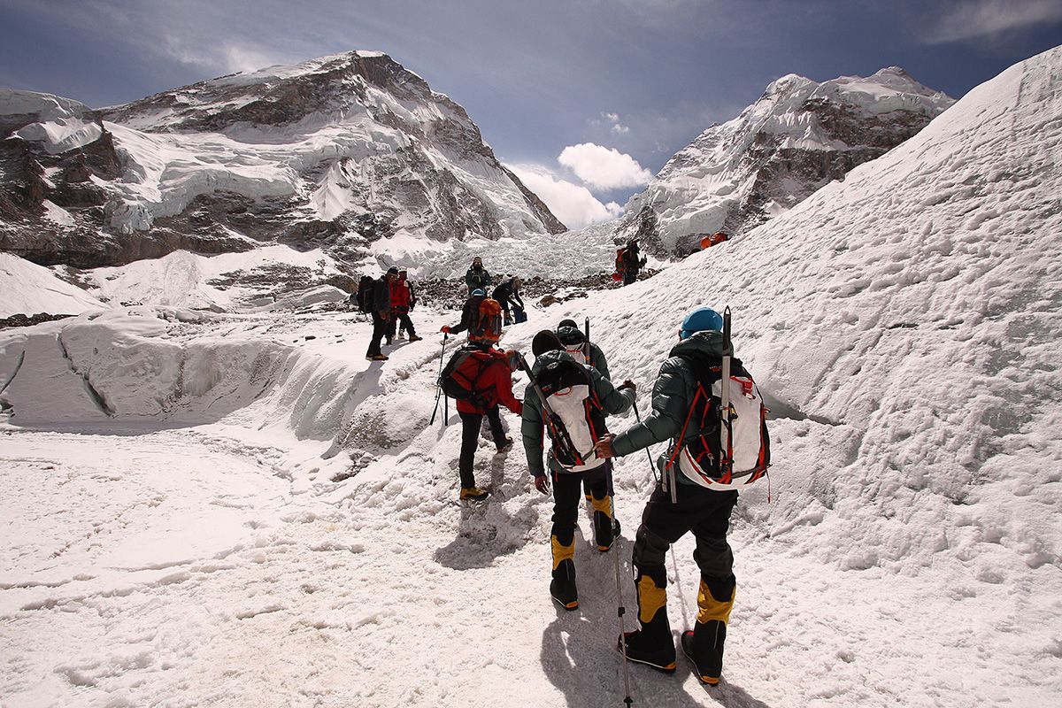 Khumbu,Glacier,,Mount,Everest:,Unidentified,Climbers,Trekking,To,Khumbu,Glacier