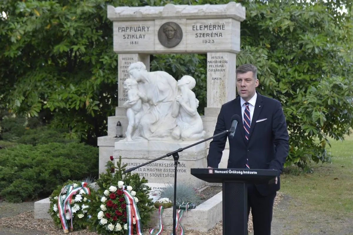 Szilágyi Péter, a Miniszterelnökség nemzetpolitikáért felelős helyettes államtitkára beszédet mond a Papp-Váry Elemérné Sziklay Szeréna halálának 100. évfordulója és a nemzeti összetartozás napja alkalmából rendezett megemlékezésen a Fiumei úti sírkertben 2023. június 2-án.