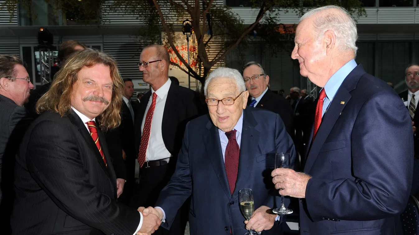 Így köszöntötte Leslie Mandoki Henry Kissingert