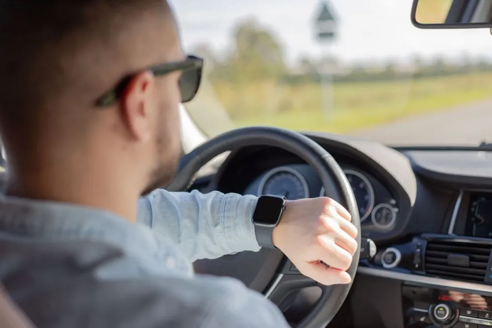 okosóra, vezetés, sofőr, smart watch, apple