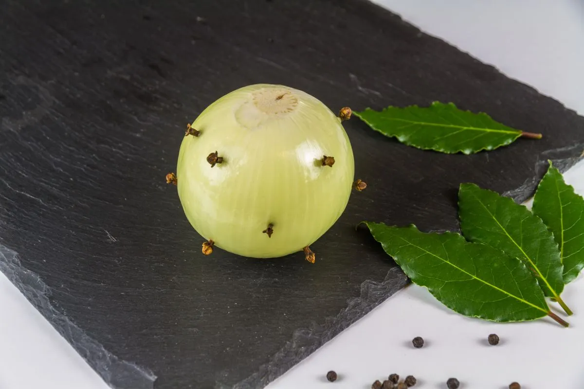 Dry,Ingredients,For,Bread,Sauce,Onion,Studded,With,Cloves,Bay