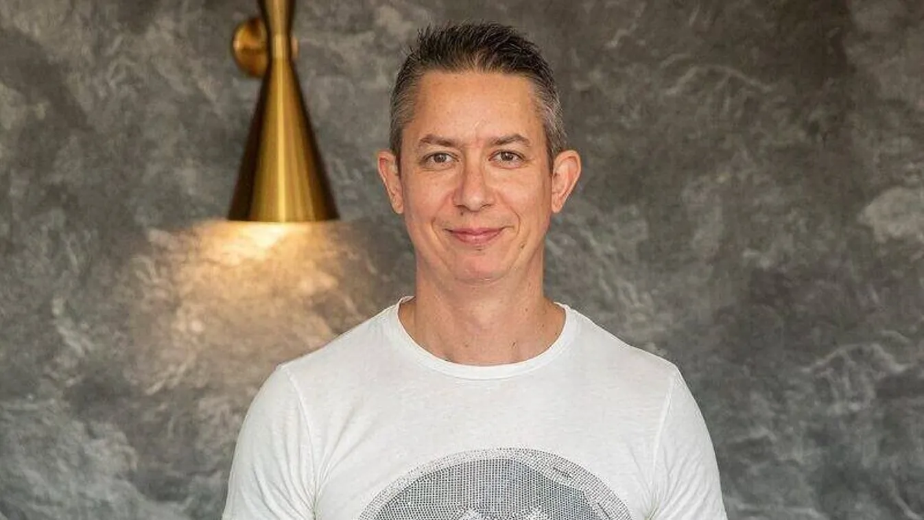 Lányával együtt élvezi a programokat Lukács Miklós