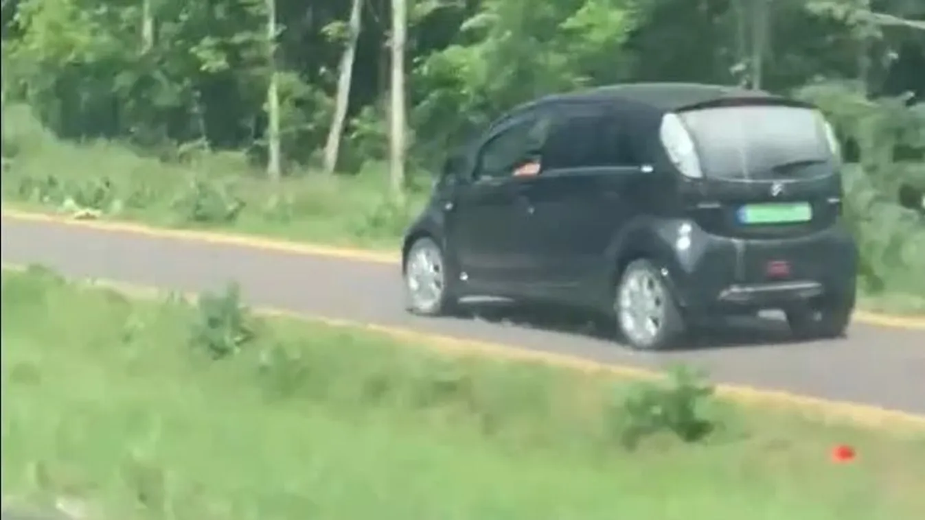 110-el száguldott a kerékpárúton egy autós - videó