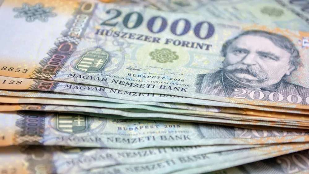 Different,Hungarian,Banknotes,,20,Thousand,Huf.,Stack,Of,20000,Forints.