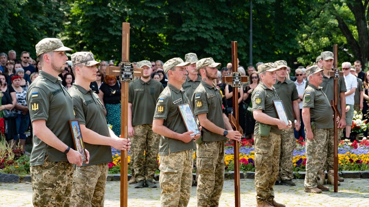 Szívszaggató: egymás mellé temették a három elesett kárpátaljai hőst