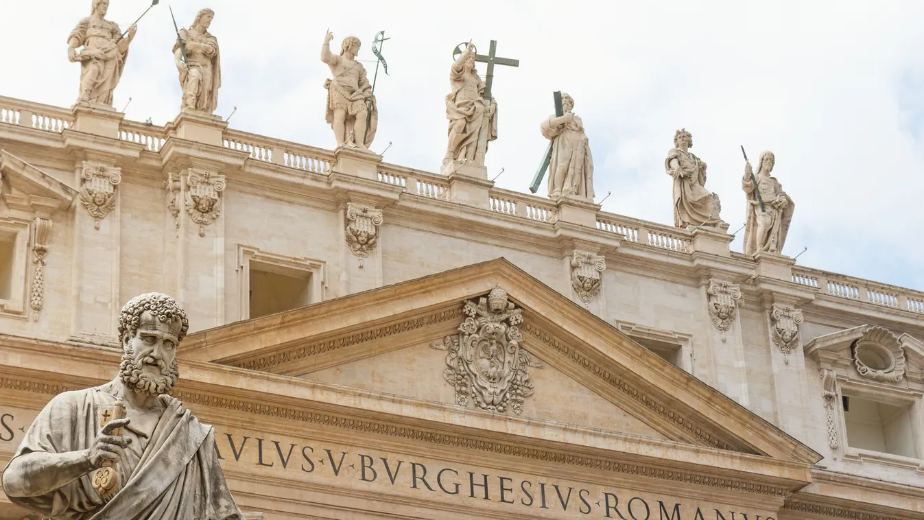 Meztelenül tiltakozott egy férfi a Szent Péter-bazilikában